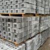 Ansicht von vielen Betonsteinen für Bauzäune